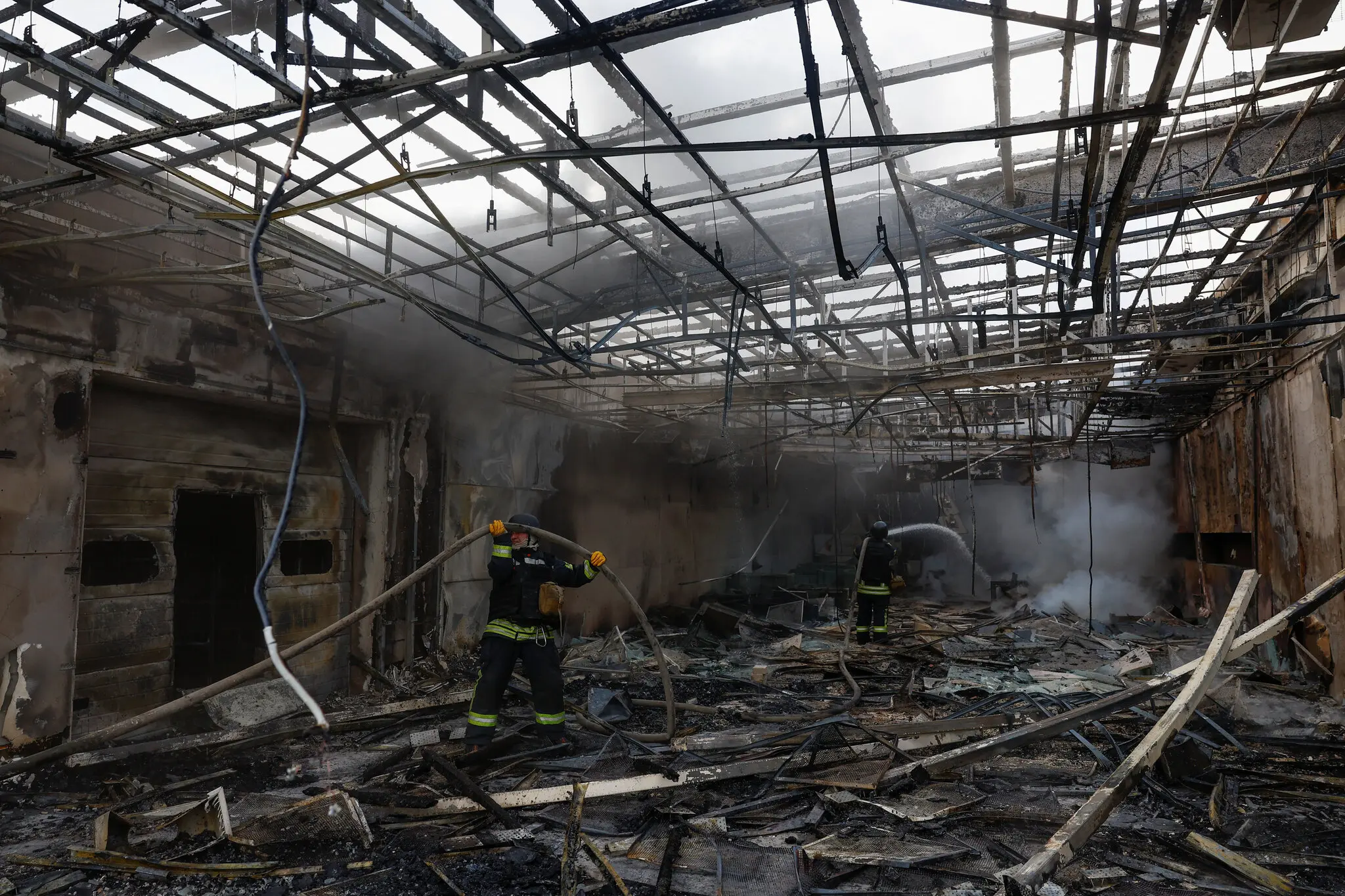 Будівля пошкоджена під час атаки російського безпілотника під Києвом у неділю.